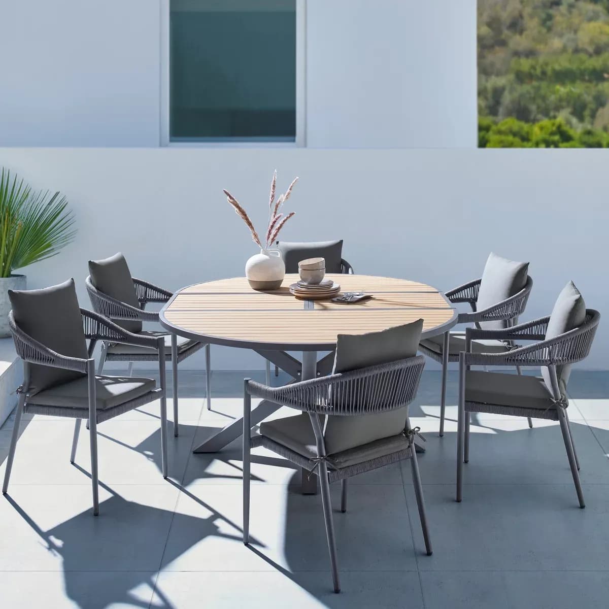 Zeytin ağaçları arasında SCY Home Garden açık hava yemek terası